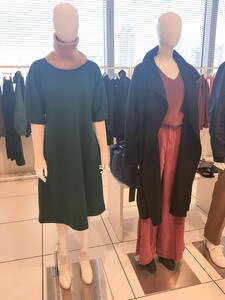 普通に着ればクルーネック、襟を折り込んで内側のボタンを留めればVネックに