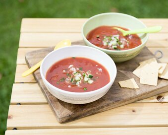 アウトドア芸人が教える超簡単BBQメニュー！トマトジュースでつくるガスパチョ