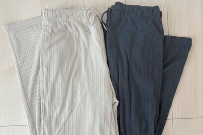 アラフォーがGUで「思わず2色買いした」優秀リブパンツ。日常でも旅行でも大活躍の予感