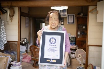 「自分でなんとかするから！」102歳の美容部員、仕事のきっかけは“困ったちゃん”な夫