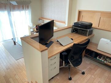 リビングを見渡すスタディースペースがある家。丸窓をはさんでキッチンとの会話も