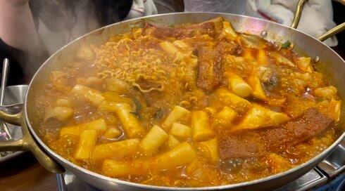 韓国・ソウルの絶品「トッポギ」ビュッフェ。食べ残すと罰金…？に隠された理由