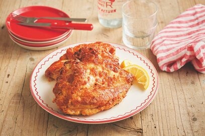 安い鶏胸肉がごちそうに「丸ごと鶏胸ざくざくチキン」レシピ。ひと手間でしっとりジューシーに仕上がる