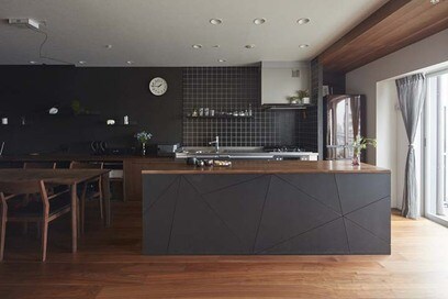 【マンションリノベ事例】廊下をなくしてLDKを拡張。幅5mのカウンターをつくり家族共有のワークスペースに