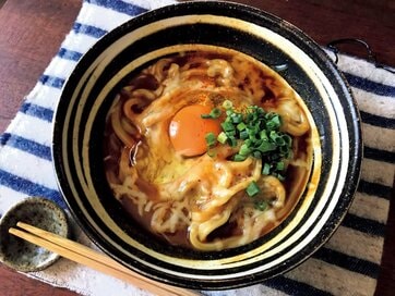 山本ゆりさん考案！レンチンで簡単調理のとろたまチーズカレーうどん