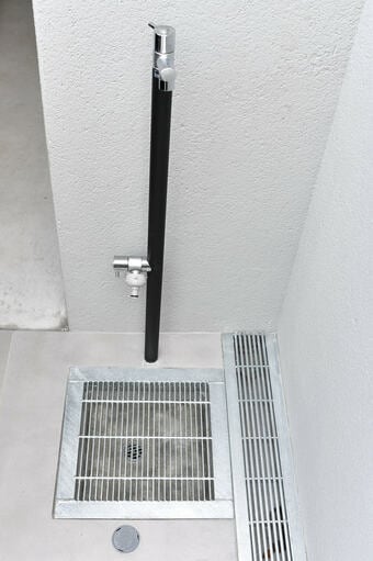 外構の水栓とグレーチング