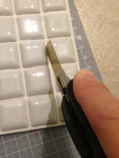 カッターでシートをカット