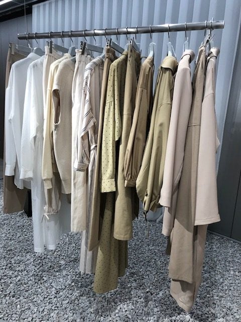 淡いグリーントーンにマッチするカラーパレット