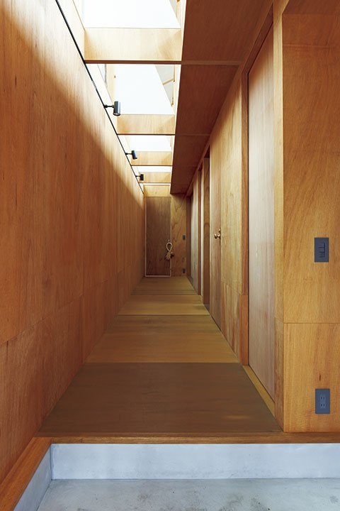 1階と階段の床・壁・天井の仕上げにはラワン合板を採用