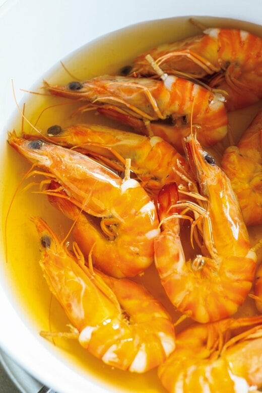 鍋に入ったエビ