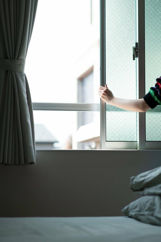 窓を開ける