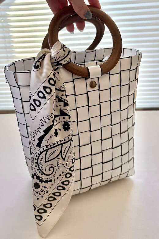 スカーフを巻いたカゴバッグ