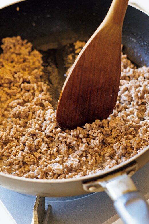 豚ひきとニンジンの韓国風炒めの調理過程