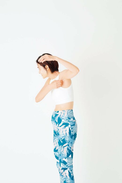 猫背でストレッチを行う人