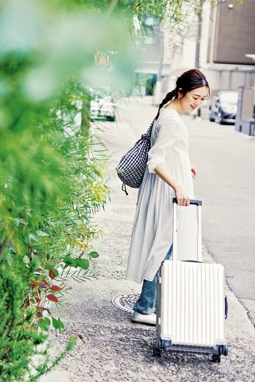 キャリーバッグを持つEmiさん