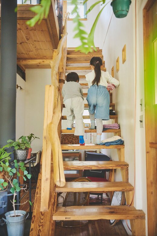 階段を上る子供2人