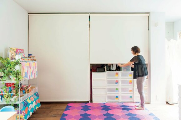 寝室のクローゼットには、布団や洋服、バッグなどをオープンに収納