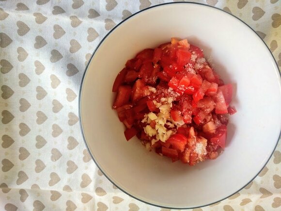 深めの容器にみじん切りトマトとニンニク、塩を入れて電子レンジで2分チン!