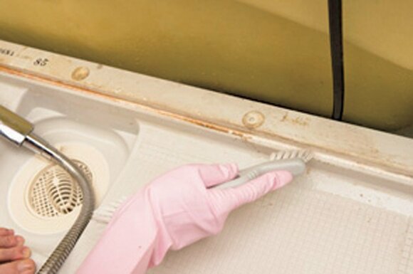 洗剤液を吹きかけ、広い面はスポンジ、溝部分は両面ブラシでこすって