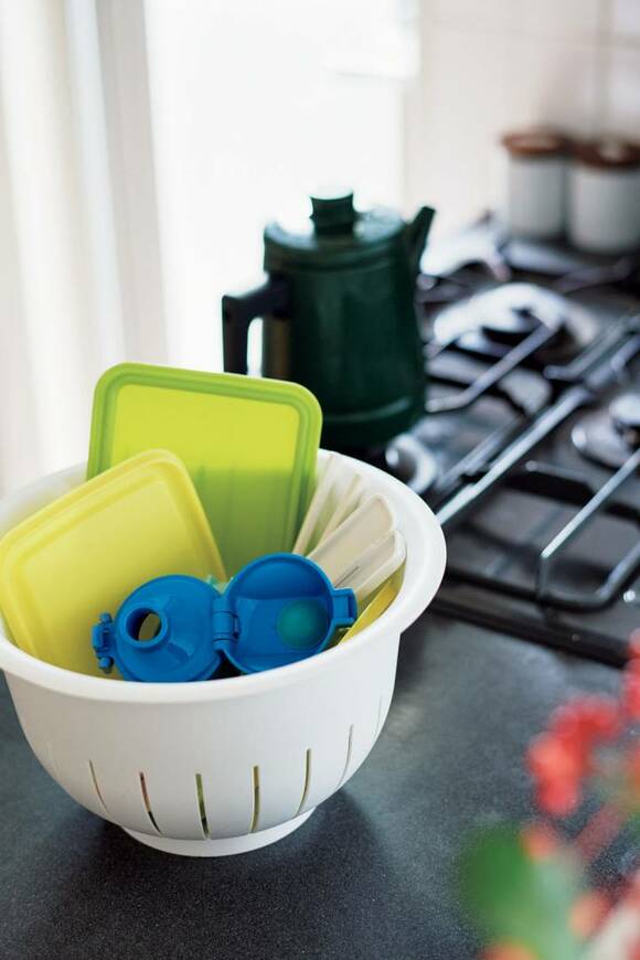 ザルにタッパーなど