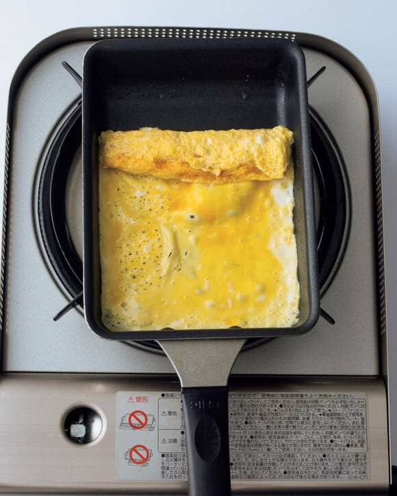 卵焼き器に卵焼き