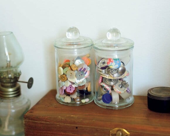ガラスビンを2つ並べて見えてもかわいいボタン類を収納