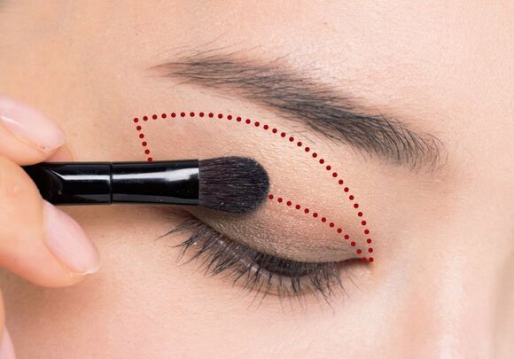 淡い色をアイホールの上部から眉下に向けて塗る