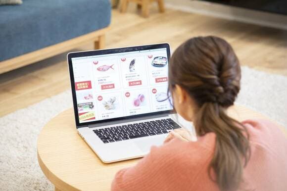 ネットスーパーの商品を見る様子