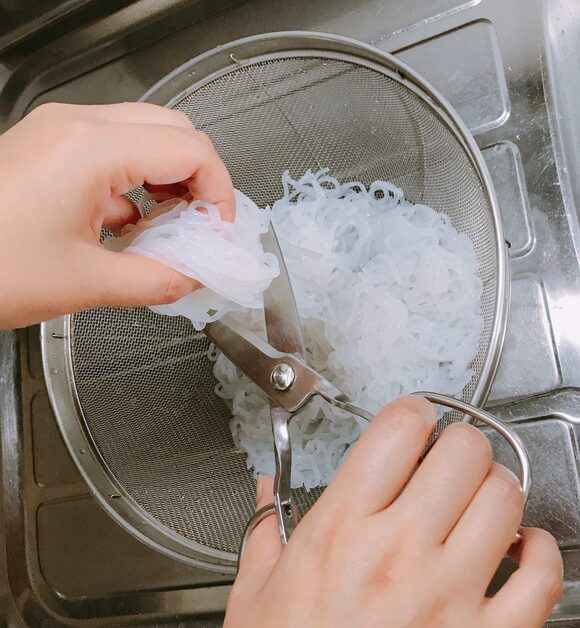 しらたきは食べやすい長さに切る。