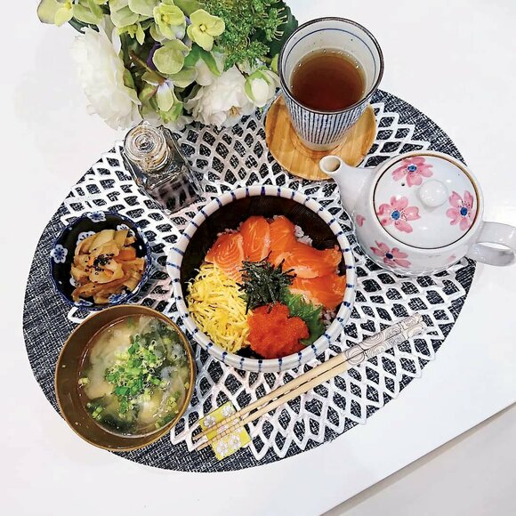 サーモン丼やお味噌汁など