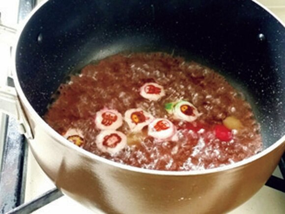 キツネ色になったら生クリームで仕上げます