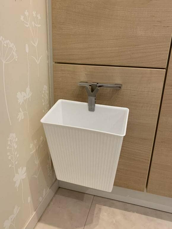 ゴミ箱はフックで空中収納