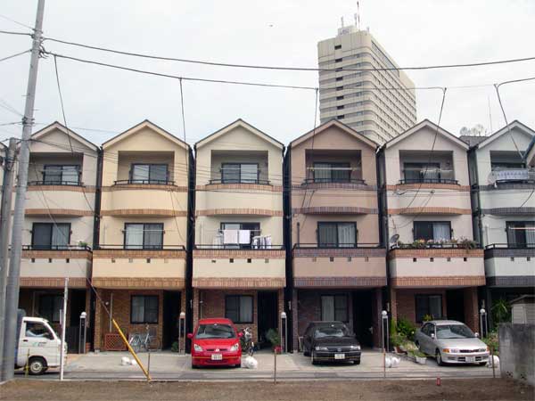 狭い土地に建てられた住宅群