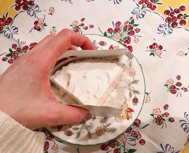 仕切りで囲ったケーキ