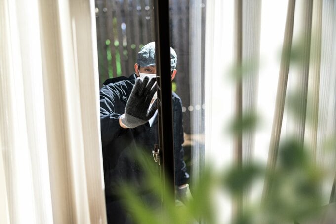 窓と泥棒