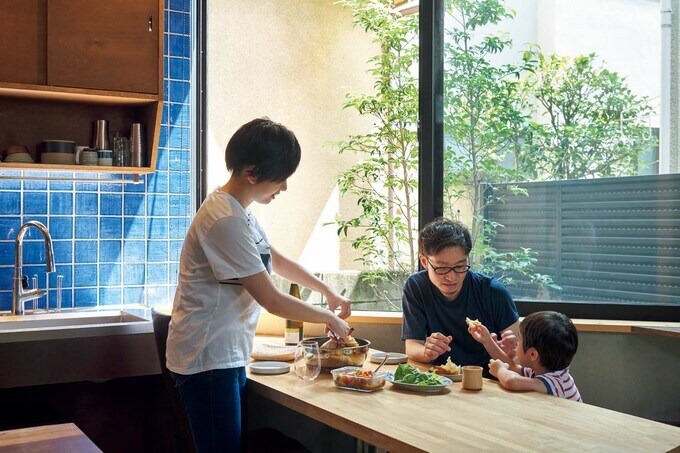 外の緑を感じながら料理や食事ができるDK