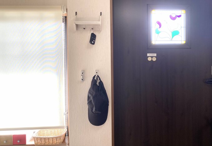 壁に掛かっているカギと帽子