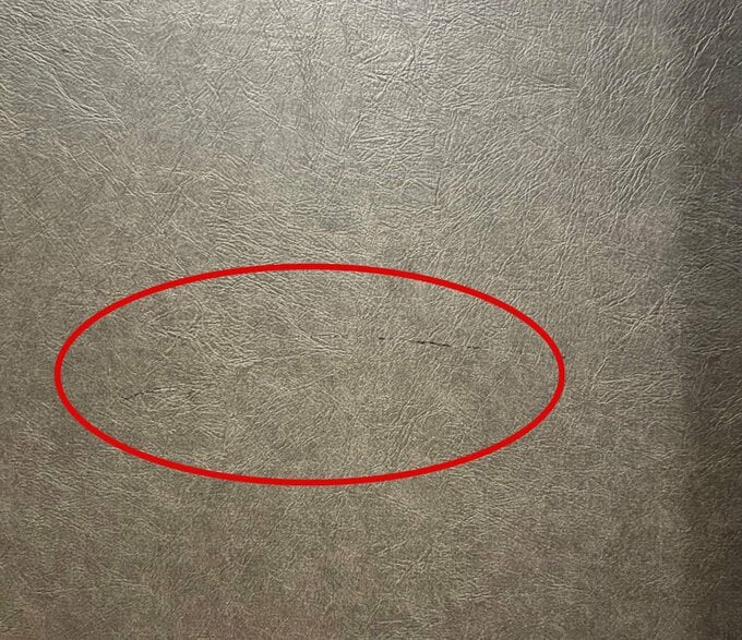 廊下の壁のキズ