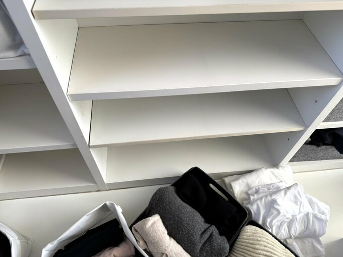 棚からものをすべて取り出した状態