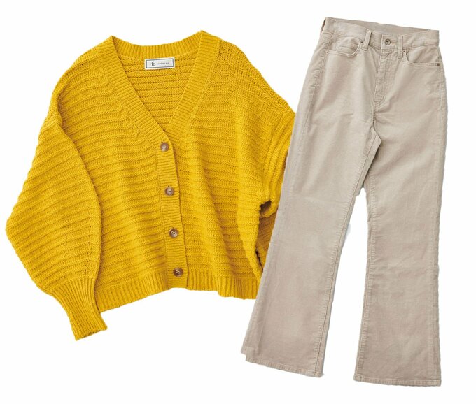 黄色ニットとグレーパンツ