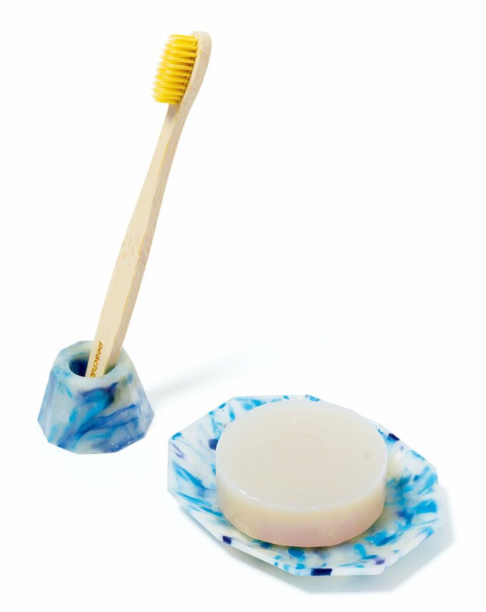 青色の歯ブラシスタンドに立てられた歯ブラシ、石鹸の乗ったソープディッシュ