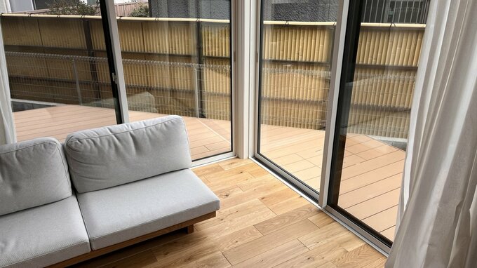 リビングと一体のウッドデッキ