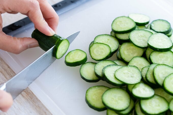 キュウリを切る