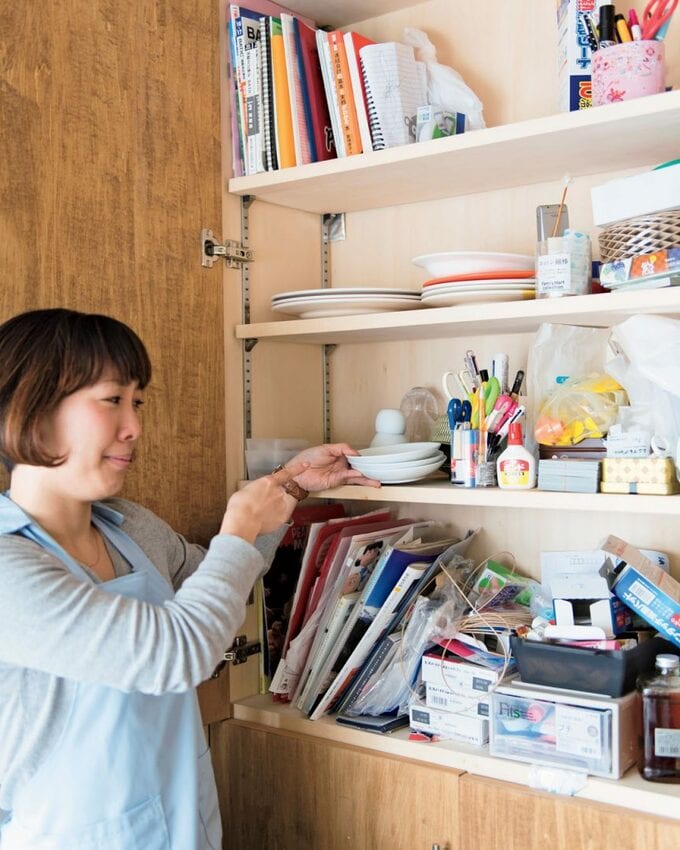 食器や調味料のストックはキッチンの引き出しに移動