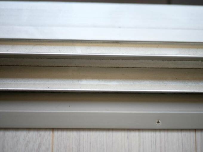 掃除前のサッシの様子