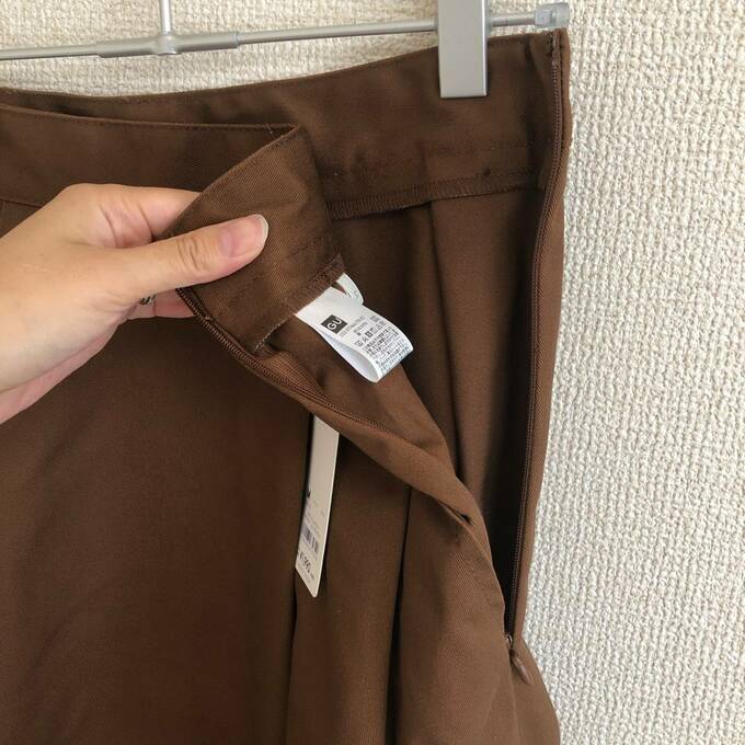 ウエスト部分はファスナーとホックつき