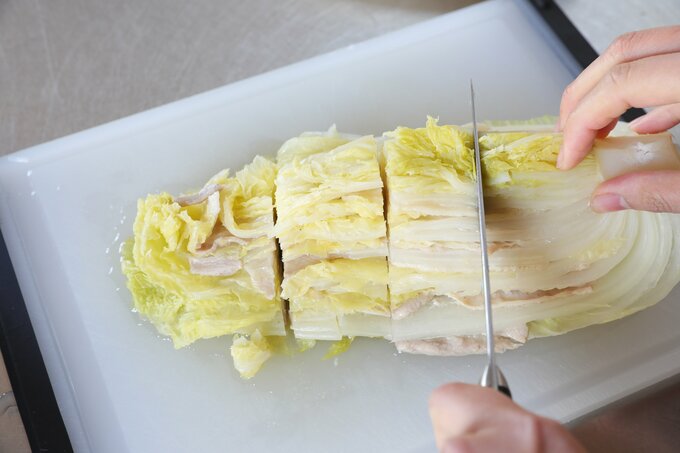 白菜を切る