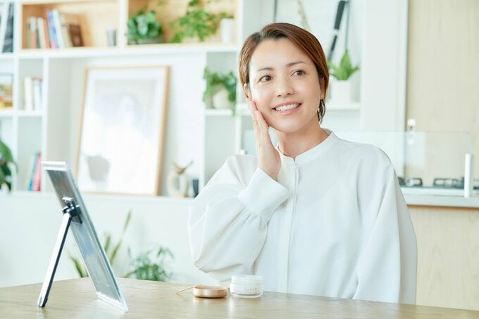 スキンケアをする女性