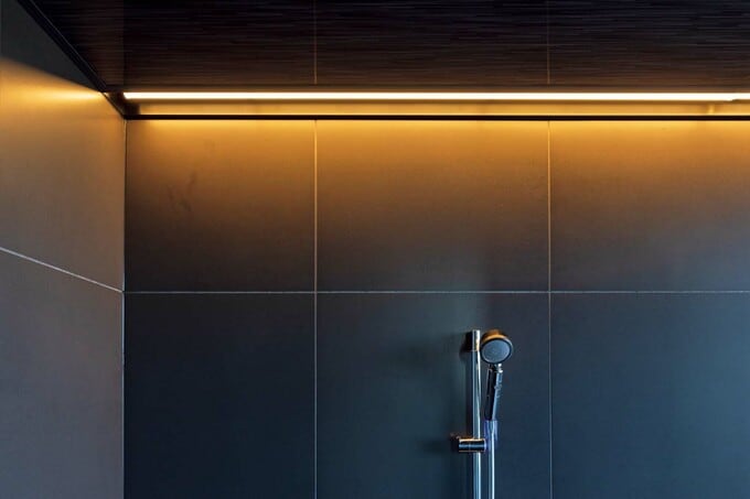 間接照明や埋め込み照明を多用