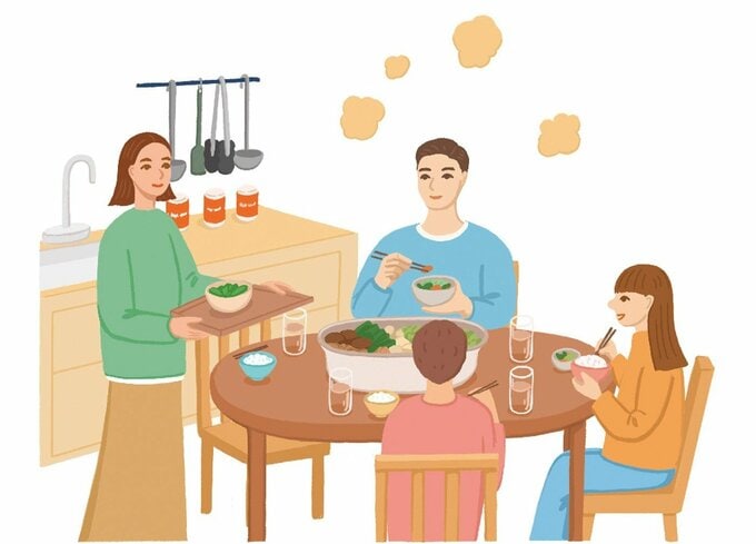 自宅のダイニングで 家族が食事をしている様子